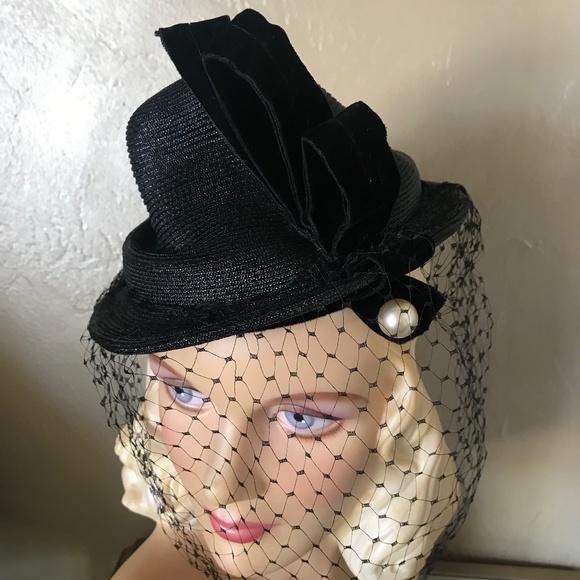 INTRIGUING 1930s\' BLACK TILT STRAW HAT WITH VELOUR TRIM, PEARL JEWEL & VEIL